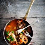 Tareq Taylor Instagram - HELGENS RECEPT Förra veckan önskade några av er Osso Buco och det gladde mig något enormt. Det var nämligen min morfars paradrätt och nu en av mina absoluta favoriträtter. Att den passar extra bra just nu i den intågande kylan med sina rika smaker och sin värmande mättnad gör ju inte saken sämre. Önskar er alla en riktigt trevlig helg! 😍