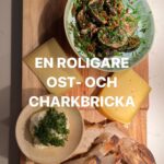Tareq Taylor Instagram - Annons för egen verksamhet Lagom till den stundande helgen kommer här tre enkla knep och recept för att göra helgens ost och charkbricka snäppet mer spännande 😍 ”Rökt” aubergine med soltorkade tomater: 1. Skär en aubergine i 1 cm tjocka skivor 2. Värm upp en stekpanna och täck pannan med flingsalt 3. Stek auberginen tills de får en lätt bränd yta 4. Lägg auberginen i en skål tillsammans med soltorkade tomater, persilja, olivolja och salt - rör runt Pappas sambalyoghurt: Lägg grekisk yoghurt i en skål och toppa med önskad mängd sambal oelek och olivolja - klart! Örtig färskost: 1. Blanda färskost med rivet citronskal, riven vitlök och oregano 2. Toppa med krasse Om du är intresserad av mina fina och praktiska skärbrädor ”Tarragon” hittas de tillsammans med övriga produkter från min kökskollektion på min webbshop - www.homebytareqtaylor.com