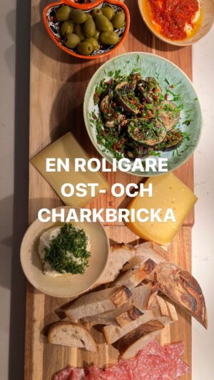 Tareq Taylor Instagram - Annons för egen verksamhet

Lagom till den stundande helgen kommer här tre enkla knep och recept för att göra helgens ost och charkbricka snäppet mer spännande 😍

”Rökt” aubergine med soltorkade tomater:
1. Skär en aubergine i 1 cm tjocka skivor
2. Värm upp en stekpanna och täck pannan med flingsalt 
3. Stek auberginen tills de får en lätt bränd yta
4. Lägg auberginen i en skål tillsammans med soltorkade tomater, persilja, olivolja och salt - rör runt

Pappas sambalyoghurt:
Lägg grekisk yoghurt i en skål och toppa med önskad mängd sambal oelek och olivolja - klart!

Örtig färskost:
1. Blanda färskost med rivet citronskal, riven vitlök och oregano 
2. Toppa med krasse

Om du är intresserad av mina fina och praktiska skärbrädor ”Tarragon” hittas de tillsammans med övriga produkter från min kökskollektion på min webbshop - www.homebytareqtaylor.com