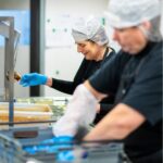 Tareq Taylor Instagram - Annons för egen verksamhet   Maten é Klar började som en online-restaurang hösten 2018, då jag gick ihop med några vänner som också drivs av tanken och lusten att ge människor en från grunden lagad god mat. Vi ville hjälpa äldre människor som inte kunde, ville eller hade lust att laga mat, till ett bättre alternativ. Efter ett tag öppnade en butik upp dörrarna som avhämtningsplats och de ville även sälja våra rätter i butiken. Det ville även andra butiker och där började Maten é Klars resa till vad vi är idag.  5 år senare finns vi i matbutiker över hela landet, både i butik och online. Även om vi växt så förblir vårt hjärta i Lund där varje rätt lagas i vårt restaurangkök.  Ett stort tack till er alla som varit med oss! Vi ser fram emot att fortsätta utvecklas och ta fram fler rätter lagade helt från grunden - precis så som det ska vara. @maten.e.klar 🍽️