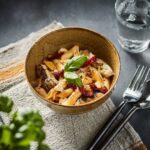 Tareq Taylor Instagram - Annons för egen verksamhet   Maten é Klar började som en online-restaurang hösten 2018, då jag gick ihop med några vänner som också drivs av tanken och lusten att ge människor en från grunden lagad god mat. Vi ville hjälpa äldre människor som inte kunde, ville eller hade lust att laga mat, till ett bättre alternativ. Efter ett tag öppnade en butik upp dörrarna som avhämtningsplats och de ville även sälja våra rätter i butiken. Det ville även andra butiker och där började Maten é Klars resa till vad vi är idag.  5 år senare finns vi i matbutiker över hela landet, både i butik och online. Även om vi växt så förblir vårt hjärta i Lund där varje rätt lagas i vårt restaurangkök.  Ett stort tack till er alla som varit med oss! Vi ser fram emot att fortsätta utvecklas och ta fram fler rätter lagade helt från grunden - precis så som det ska vara. @maten.e.klar 🍽️