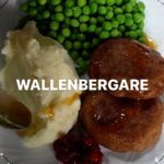 Tareq Taylor Instagram - Idag lagar jag en svensk klassiker som inte serveras lika ofta som den förtjänar: Wallenbergare. Ett enkelt och elegant recept som alltid går hem! 😄 Ingredienser: 500 g kalvfärs 3 äggulor 3 dl vispgrädde 15 vitpepparkorn Cirka 1 dl ströbröd till panering Cirka 100 g smör till stekning 1 tsk salt Gör så här: 1️⃣ Blanda kalvfärs och äggulor. 2️⃣ Mal vitpeppar och tillsätt vitpeppar och salt till smeten. 3️⃣ Tillsätt vispgrädde, 1 dl i taget, och rör tills du har en jämn smet. 4️⃣ Forma Wallenbergarna direkt i ströbröd och stek dem i cirka 3 minuter på varje sida. 5️⃣ Sätt sedan in dem i ugnen på 150 grader i 5-10 minuter. 6️⃣ Servera med potatismos, brynt smör, rårörda lingon och lite ärtor.