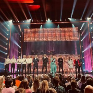 Tareq Taylor Instagram - Ett stort tack till er alla som gjorde denna kväll helt oförglömlig. Oavsett om ni ringde och bidrog eller tittade hemifrån soffan eller var på plats i publiken på Cirkus – er närvaro och stöd har verkligen gjort skillnad. 

Cancergalan överträffade våra förväntningar och blev något mycket större och finare än vi någonsin kunde föreställa oss. Ert engagemang resulterade i en fantastisk summa på 92 000 000 kr, vilket kommer att möjliggöra fortsatt utveckling inom cancerforskningen. Det ger oss hopp om en framtid där vi en dag kan besegra cancer.

Ett särskilt tack till er som delade med er av era berättelser under kvällen, era röster är oerhört viktiga och gör skillnad på riktigt. 

Att få vara värd för denna kväll betyder otroligt mycket för mig, och jag är överväldigad av känslor efter gårdagen. Tack till @cancerfonden för förtroendet och till @jilljohnsonmusic, för att jag fick dela denna minnesvärda kväll med dig vid min sida. Det är en kväll som jag aldrig kommer att glömma. ❤️