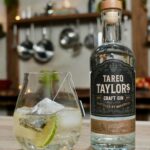 Tareq Taylor Instagram - Innehåller reklam för alkohol, endast för dig över 25 år. Gin & Tonic - En mångfacetterad drink som bjuder in till många oväntade kombinationer. Här är mitt personliga och lite annorlunda Gin & Tonic-recept.   Taylors Tea & Tonic: 4 cl Tareq Taylor Craft Gin Tonic 1 tepåse Earl Grey 1 skiva lime Isbitar  ”Tareq Taylor Craft Gin” är en handgjord gin producerad av familjeföretaget @saturnus1893 i Malmö. Med dess unika smaksättning möts en aromatisk och exotisk blandning av kryddor och örter. Ginen passar bland annat utmärkt i en klassisk Gin & Tonic, negroni eller dry martini. Ginen finns på hyllan i Malmö med omnejd eller att beställa till hela landet via Systembolagets hemsida med artikelnummer 87812.