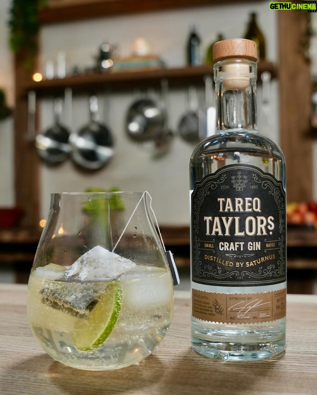 Tareq Taylor Instagram - Innehåller reklam för alkohol, endast för dig över 25 år. Gin & Tonic - En mångfacetterad drink som bjuder in till många oväntade kombinationer. Här är mitt personliga och lite annorlunda Gin & Tonic-recept.
Taylors Tea & Tonic: 4 cl Tareq Taylor Craft Gin Tonic 1 tepåse Earl Grey 1 skiva lime Isbitar
”Tareq Taylor Craft Gin” är en handgjord gin producerad av familjeföretaget @saturnus1893 i Malmö. Med dess unika smaksättning möts en aromatisk och exotisk blandning av kryddor och örter. Ginen passar bland annat utmärkt i en klassisk Gin & Tonic, negroni eller dry martini. Ginen finns på hyllan i Malmö med omnejd eller att beställa till hela landet via Systembolagets hemsida med artikelnummer 87812.