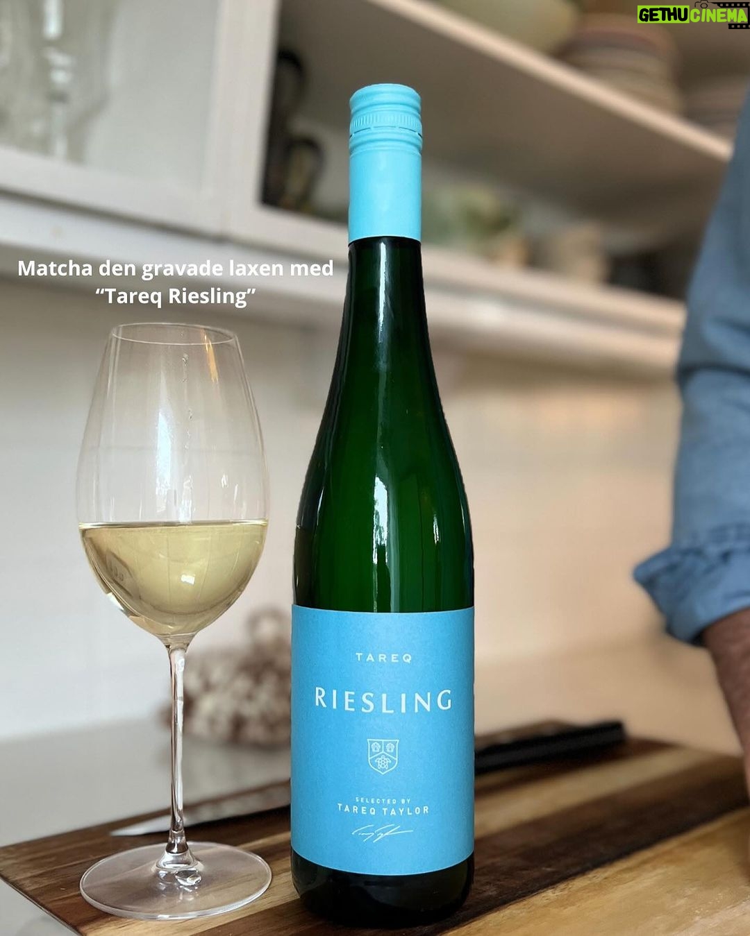 Tareq Taylor Instagram - Innehåller reklam för alkohol, endast för dig över 25 år
Enkelt och gott - Gravad lax med hovmästarsås! Följ stegen ovan för att sedan skämma bort nära och kära med denna underbara klassiker.
Jag väljer att matcha den gravade laxen med min Riesling som passar utmärkt med den feta fisken. ”Tareq Riesling” är ett friskt vitt vin med en smak av päron, honungsmelon, mineral samt vit stenfrukt som tillför fräschör till vinet. Finns på Systembolaget med artikelnummer 56304. Går även att beställa på deras hemsida om den inte finns i din lokala butik.