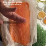 Tareq Taylor Instagram - Innehåller reklam för alkohol, endast för dig över 25 år   Enkelt och gott - Gravad lax med hovmästarsås! Följ stegen ovan för att sedan skämma bort nära och kära med denna underbara klassiker.  Jag väljer att matcha den gravade laxen med min Riesling som passar utmärkt med den feta fisken. ”Tareq Riesling” är ett friskt vitt vin med en smak av päron, honungsmelon, mineral samt vit stenfrukt som tillför fräschör till vinet. Finns på Systembolaget med artikelnummer 56304. Går även att beställa på deras hemsida om den inte finns i din lokala butik.