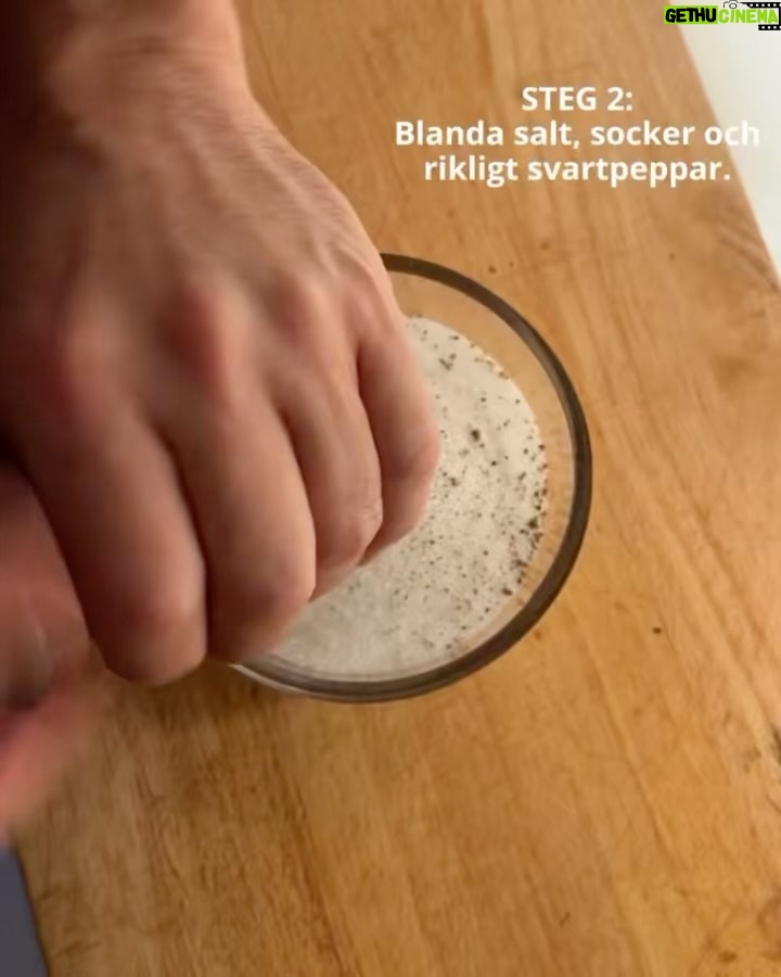 Tareq Taylor Instagram - Innehåller reklam för alkohol, endast för dig över 25 år
Enkelt och gott - Gravad lax med hovmästarsås! Följ stegen ovan för att sedan skämma bort nära och kära med denna underbara klassiker.
Jag väljer att matcha den gravade laxen med min Riesling som passar utmärkt med den feta fisken. ”Tareq Riesling” är ett friskt vitt vin med en smak av päron, honungsmelon, mineral samt vit stenfrukt som tillför fräschör till vinet. Finns på Systembolaget med artikelnummer 56304. Går även att beställa på deras hemsida om den inte finns i din lokala butik.