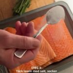 Tareq Taylor Instagram - Innehåller reklam för alkohol, endast för dig över 25 år   Enkelt och gott - Gravad lax med hovmästarsås! Följ stegen ovan för att sedan skämma bort nära och kära med denna underbara klassiker.  Jag väljer att matcha den gravade laxen med min Riesling som passar utmärkt med den feta fisken. ”Tareq Riesling” är ett friskt vitt vin med en smak av päron, honungsmelon, mineral samt vit stenfrukt som tillför fräschör till vinet. Finns på Systembolaget med artikelnummer 56304. Går även att beställa på deras hemsida om den inte finns i din lokala butik.