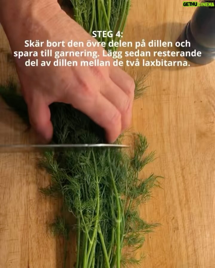 Tareq Taylor Instagram - Innehåller reklam för alkohol, endast för dig över 25 år
Enkelt och gott - Gravad lax med hovmästarsås! Följ stegen ovan för att sedan skämma bort nära och kära med denna underbara klassiker.
Jag väljer att matcha den gravade laxen med min Riesling som passar utmärkt med den feta fisken. ”Tareq Riesling” är ett friskt vitt vin med en smak av päron, honungsmelon, mineral samt vit stenfrukt som tillför fräschör till vinet. Finns på Systembolaget med artikelnummer 56304. Går även att beställa på deras hemsida om den inte finns i din lokala butik.