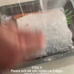 Tareq Taylor Instagram - Innehåller reklam för alkohol, endast för dig över 25 år   Enkelt och gott - Gravad lax med hovmästarsås! Följ stegen ovan för att sedan skämma bort nära och kära med denna underbara klassiker.  Jag väljer att matcha den gravade laxen med min Riesling som passar utmärkt med den feta fisken. ”Tareq Riesling” är ett friskt vitt vin med en smak av päron, honungsmelon, mineral samt vit stenfrukt som tillför fräschör till vinet. Finns på Systembolaget med artikelnummer 56304. Går även att beställa på deras hemsida om den inte finns i din lokala butik.
