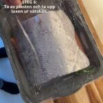 Tareq Taylor Instagram - Innehåller reklam för alkohol, endast för dig över 25 år   Enkelt och gott - Gravad lax med hovmästarsås! Följ stegen ovan för att sedan skämma bort nära och kära med denna underbara klassiker.  Jag väljer att matcha den gravade laxen med min Riesling som passar utmärkt med den feta fisken. ”Tareq Riesling” är ett friskt vitt vin med en smak av päron, honungsmelon, mineral samt vit stenfrukt som tillför fräschör till vinet. Finns på Systembolaget med artikelnummer 56304. Går även att beställa på deras hemsida om den inte finns i din lokala butik.