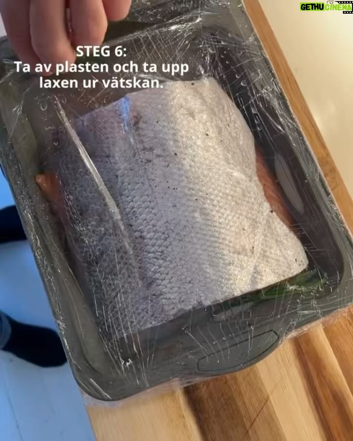 Tareq Taylor Instagram - Innehåller reklam för alkohol, endast för dig över 25 år
Enkelt och gott - Gravad lax med hovmästarsås! Följ stegen ovan för att sedan skämma bort nära och kära med denna underbara klassiker.
Jag väljer att matcha den gravade laxen med min Riesling som passar utmärkt med den feta fisken. ”Tareq Riesling” är ett friskt vitt vin med en smak av päron, honungsmelon, mineral samt vit stenfrukt som tillför fräschör till vinet. Finns på Systembolaget med artikelnummer 56304. Går även att beställa på deras hemsida om den inte finns i din lokala butik.