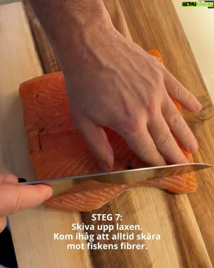 Tareq Taylor Instagram - Innehåller reklam för alkohol, endast för dig över 25 år
Enkelt och gott - Gravad lax med hovmästarsås! Följ stegen ovan för att sedan skämma bort nära och kära med denna underbara klassiker.
Jag väljer att matcha den gravade laxen med min Riesling som passar utmärkt med den feta fisken. ”Tareq Riesling” är ett friskt vitt vin med en smak av päron, honungsmelon, mineral samt vit stenfrukt som tillför fräschör till vinet. Finns på Systembolaget med artikelnummer 56304. Går även att beställa på deras hemsida om den inte finns i din lokala butik.