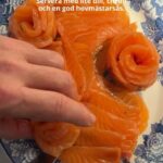 Tareq Taylor Instagram - Innehåller reklam för alkohol, endast för dig över 25 år   Enkelt och gott - Gravad lax med hovmästarsås! Följ stegen ovan för att sedan skämma bort nära och kära med denna underbara klassiker.  Jag väljer att matcha den gravade laxen med min Riesling som passar utmärkt med den feta fisken. ”Tareq Riesling” är ett friskt vitt vin med en smak av päron, honungsmelon, mineral samt vit stenfrukt som tillför fräschör till vinet. Finns på Systembolaget med artikelnummer 56304. Går även att beställa på deras hemsida om den inte finns i din lokala butik.