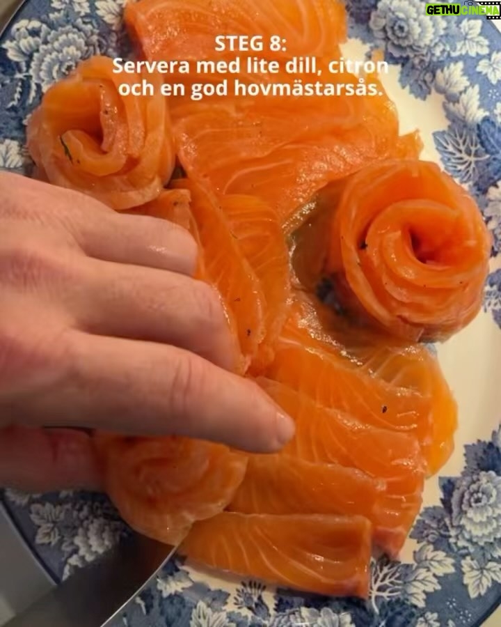 Tareq Taylor Instagram - Innehåller reklam för alkohol, endast för dig över 25 år
Enkelt och gott - Gravad lax med hovmästarsås! Följ stegen ovan för att sedan skämma bort nära och kära med denna underbara klassiker.
Jag väljer att matcha den gravade laxen med min Riesling som passar utmärkt med den feta fisken. ”Tareq Riesling” är ett friskt vitt vin med en smak av päron, honungsmelon, mineral samt vit stenfrukt som tillför fräschör till vinet. Finns på Systembolaget med artikelnummer 56304. Går även att beställa på deras hemsida om den inte finns i din lokala butik.