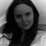 Tatiana Mingalimova Instagram - Жизнь для меня на сегодняшний день — не количество галочек, не списки обязательств на завтра. Что удивительно, ведь я всегда ругала себя, что по моему мнению мало делала. Вы уже выставили в начале года списки с требованиями к себе? Спорт, языки, книги каждый день? А уже поругали себя, что не сделали что-то из этого? Скажу: я думаю, что любовь к себе это быть себе надежным товарищем. Когда ты говоришь с собой уважительно. Когда можешь себя поддержать. А когда в твоей голове звучит «Что ты один такой грязнуля! Вечно ты один опаздываешь! Все вокруг продуктивные, а ты нет!» Это в нас звучит голос некогда окружающих нас взрослых, для которых это было воспитанием. Бабушка, которую я люблю, но всегда говорила «Лень вперёд тебя родилась!», и говорила не со зла, ей самой было нелегко, но когда я это слышала все, что хотелось это лежать на диване и ничего не делать. Когда мы думаем, что «мы одни такие», это сильное искажение Воспитание — это не про вечное одёргивание и контроль. Это рассказывать про жизнь, поддерживать, выслушивать и помогать. Помогать не делать все за тебя, это ещё хуже, а именно, что помогать делать, а не заставлять, и поддерживать на пути если лениво или не получилось. Если просыпал или сломал, что и так для детей крах А любовь к друг другу это не про «приготовить ему поесть». Это когда вы умеете друг с другом делиться чувствами, можете обсудить любую волнующую тему, уделять внимание и слышать. И это не про «терпеть его, быть мудрой ведь вокруг одни отморозки, а ты одна останешься» Разумеется, в жизни есть испытания, никто не говорит, что надо лежать у моря, а деньги сами появятся. Нет, учиться, слышать свои желания, заниматься работой, ошибаться, расстраиваться, не спать из-за учебы или младенца, это всё часть жизни. Главное как ты в этот момент взаимодействуешь с собой и своим окружением: можешь ли ты на себя и других рассчитывать, можешь ли себя поддержать, а не ругать, как это было в детстве, можешь ли ты себя обнять и попросить помощи. Вот, что важнее. В этом году я так и не стала продуктивной, на работе конь не валялся. Но у меня появилось что-то сильно важнее 📸 @stefalenka спасибо что запечатлела!