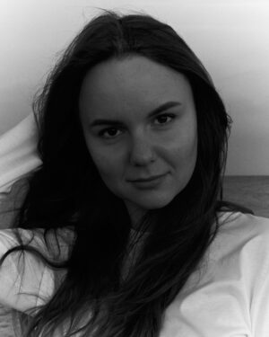 Tatiana Mingalimova Instagram - Жизнь для меня на сегодняшний день — не количество галочек, не списки обязательств на завтра. Что удивительно, ведь я всегда ругала себя, что по моему мнению мало делала. Вы уже выставили в начале года списки с требованиями к себе? Спорт, языки, книги каждый день? А уже поругали себя, что не сделали что-то из этого? 

Скажу: я думаю, что любовь к себе это быть себе надежным товарищем. Когда ты говоришь с собой уважительно. Когда можешь себя поддержать. А когда в твоей голове звучит «Что ты один такой грязнуля! Вечно ты один опаздываешь! Все вокруг продуктивные, а ты нет!» Это в нас звучит голос некогда окружающих нас взрослых, для которых это было воспитанием. Бабушка, которую я люблю, но всегда говорила «Лень вперёд тебя родилась!», и говорила не со зла, ей самой было нелегко, но когда я это слышала все, что хотелось это лежать на диване и ничего не делать. Когда мы думаем, что «мы одни такие», это сильное искажение

Воспитание — это не про вечное одёргивание и контроль. Это рассказывать про жизнь, поддерживать, выслушивать и помогать. Помогать не делать все за тебя, это ещё хуже, а именно, что помогать делать, а не заставлять, и поддерживать на пути если лениво или не получилось. Если просыпал или сломал, что и так для детей крах 

А любовь к друг другу это не про «приготовить ему поесть». Это когда вы умеете друг с другом делиться чувствами, можете обсудить любую волнующую тему, уделять внимание и слышать. И это не про «терпеть его, быть мудрой ведь вокруг одни отморозки, а ты одна останешься» 

Разумеется, в жизни есть испытания, никто не говорит, что надо лежать у моря, а деньги сами появятся. Нет, учиться, слышать свои желания, заниматься работой, ошибаться, расстраиваться, не спать из-за учебы или младенца, это всё часть жизни. Главное как ты в этот момент взаимодействуешь с собой и своим окружением: можешь ли ты на себя и других рассчитывать, можешь ли себя поддержать, а не ругать, как это было в детстве, можешь ли ты себя обнять и попросить помощи. Вот, что важнее. В этом году я так и не стала продуктивной, на работе конь не валялся. Но у меня появилось что-то сильно важнее

📸 @stefalenka спасибо что запечатлела!
