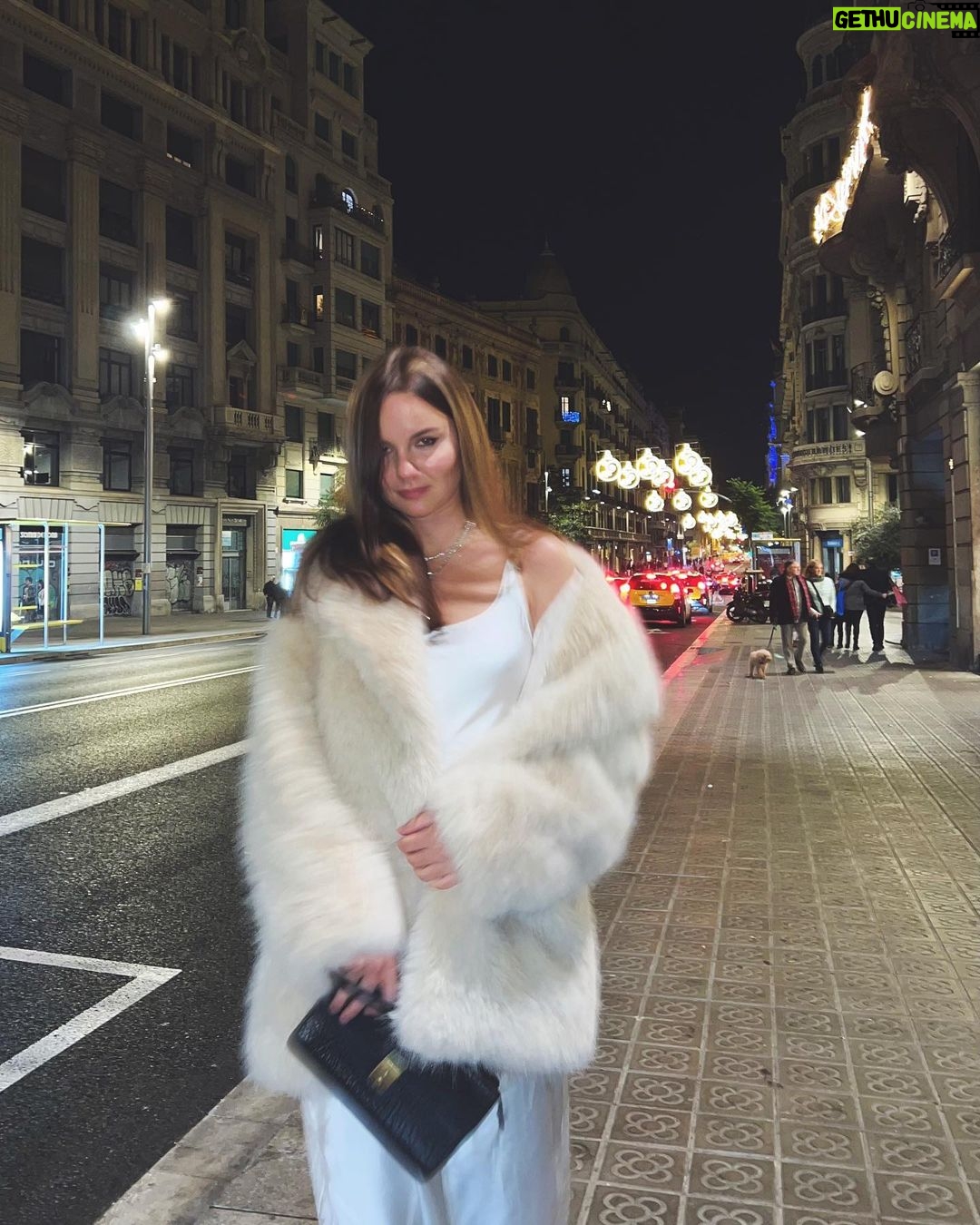 Tatiana Mingalimova - 18.4K Likes - Завершаю этот год максимально красиво ✨♾
Я купила это платье в начале лета и запасала его на романтическое свидание где-нибудь на Коста-Брава. Вечера так и не случилось тогда, но случился под завершение года на концерте!