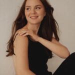 Tatiana Mingalimova Instagram - В один день Татьяна, в другой Танюша, в третий Танечка. Для кого-то вовсе Тата, Таточка, Таня. Кем бы я не была я это я, и разные части меня В детстве расстраивалась, что меня зовут не Роза, как героиню Титаника, а потом, что не Радмила, татарское имя, которое я люблю. Сегодня я с гордостью и теплотой ношу своё. Всех причастных Танюш — с праздником! Фото сделала чудесная Маша @maksakmaria спасибо тебе, бусинка!