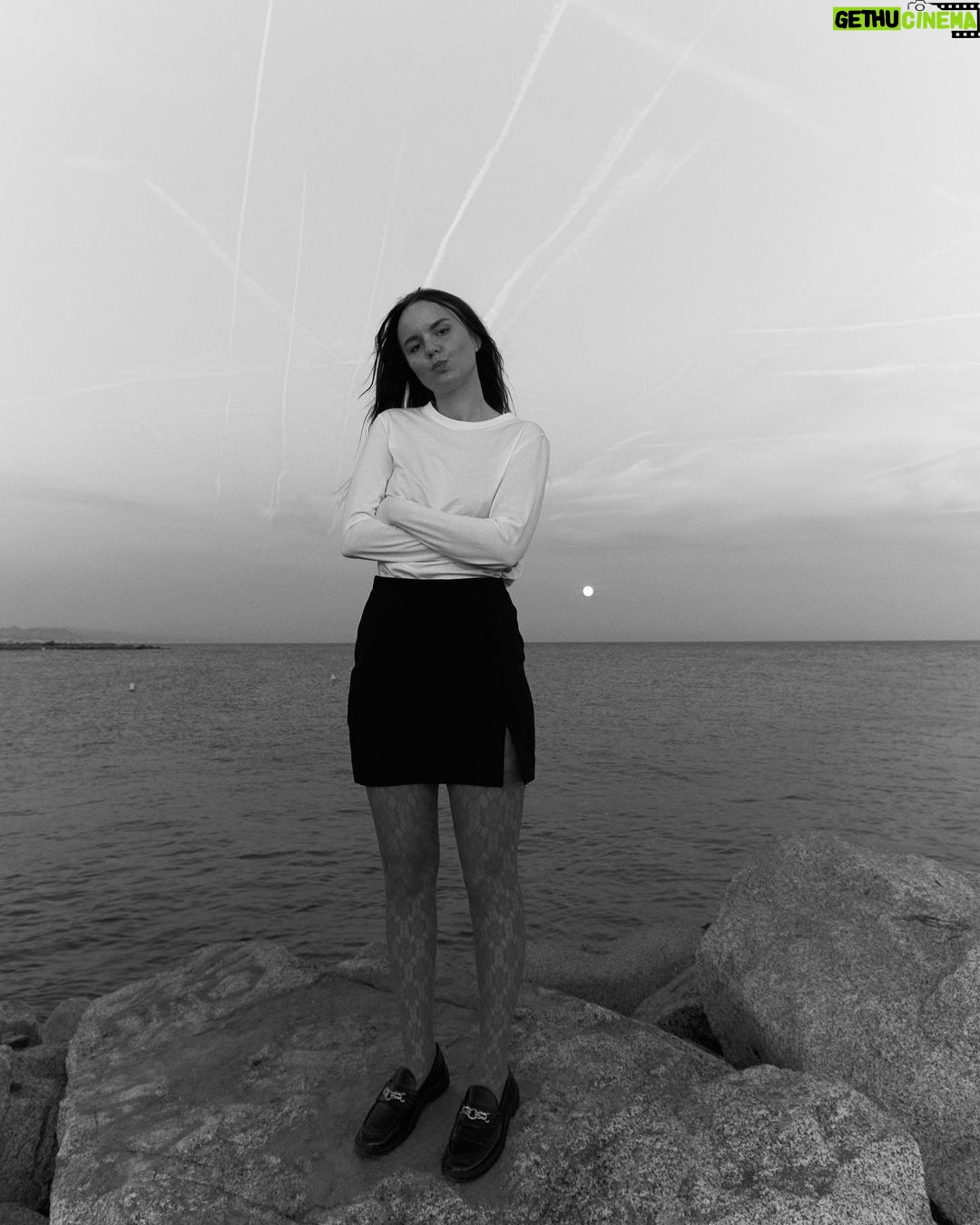 Tatiana Mingalimova - 17.3K Likes - Жизнь для меня на сегодняшний день — не количество галочек, не списки обязательств на завтра. Что удивительно, ведь я всегда ругала себя, что по моему мнению мало делала. Вы уже выставили в начале года списки с требованиями к себе? Спорт, языки, книги каждый день? А уже поругали себя, что не сделали что-то из этого?
Скажу: я думаю, что любовь к себе это быть себе надежным товарищем. Когда ты говоришь с собой уважительно. Когда можешь себя поддержать. А когда в твоей голове звучит «Что ты один такой грязнуля! Вечно ты один опаздываешь! Все вокруг продуктивные, а ты нет!» Это в нас звучит голос некогда окружающих нас взрослых, для которых это было воспитанием. Бабушка, которую я люблю, но всегда говорила «Лень вперёд тебя родилась!», и говорила не со зла, ей самой было нелегко, но когда я это слышала все, что хотелось это лежать на диване и ничего не делать. Когда мы думаем, что «мы одни такие», это сильное искажение
Воспитание — это не про вечное одёргивание и контроль. Это рассказывать про жизнь, поддерживать, выслушивать и помогать. Помогать не делать все за тебя, это ещё хуже, а именно, что помогать делать, а не заставлять, и поддерживать на пути если лениво или не получилось. Если просыпал или сломал, что и так для детей крах
А любовь к друг другу это не про «приготовить ему поесть». Это когда вы умеете друг с другом делиться чувствами, можете обсудить любую волнующую тему, уделять внимание и слышать. И это не про «терпеть его, быть мудрой ведь вокруг одни отморозки, а ты одна останешься»
Разумеется, в жизни есть испытания, никто не говорит, что надо лежать у моря, а деньги сами появятся. Нет, учиться, слышать свои желания, заниматься работой, ошибаться, расстраиваться, не спать из-за учебы или младенца, это всё часть жизни. Главное как ты в этот момент взаимодействуешь с собой и своим окружением: можешь ли ты на себя и других рассчитывать, можешь ли себя поддержать, а не ругать, как это было в детстве, можешь ли ты себя обнять и попросить помощи. Вот, что важнее. В этом году я так и не стала продуктивной, на работе конь не валялся. Но у меня появилось что-то сильно важнее
📸 @stefalenka спасибо что запечатлела!