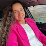 Tatyana Minzhurenko Instagram - Отношения — это не 50 на 50, это 100 на 100. Это не «ты мне, тогда я тебе», это «я и тебе, и себе, ты и мне, и себе». Не обязательно жить в проигрыше, жертвуя чем-то. Можно жить полноценно, и отдавая, и получая. ⠀ «Если ты сделаешь это для меня, тогда я сделаю это для тебя» - подобная стратегия очень часто звучит из уст молодых девушек и парней, но очень редко приводит их к успеху. Ведь если второй не сделает, значит ты проиграл и не получишь желаемого именно в свою жизнь. ⠀ Создавая отношения «баш на баш», ты рискуешь и потерять своё, и не приобрести другое. Давать нужно только от избытка, а не из дефицита, понимаете, о чем я? ⠀ «Я даю тебе потому, что хочу этого. Я не обеднею, а разбогатею, ведь я в принципе способна на то, чтобы давать нечто. Если ты не отдашь мне ничего в ответ – ничего не изменится, ведь я даю без ожиданий. Мне не нужна конфета за то, что я для тебя что-то сделала. То, что я в состоянии это сделать – и есть конфета для меня!» ⠀ Знаете, для меня отношения никогда не были 5-ю шагами из 10. Я никогда не делала ничего из ожидания блага в ответ. Я никогда не придумывала себе дурацкие шаблоны в отношениях, где ты «должен делать именно так, а не иначе», ждать чего-то, просить и так далее. Я всегда была равной, потому что всегда хотела именно равных отношений. Живите на максимум, делайте 1000% усилий, 10 шагов навстречу любви, не бойтесь оказаться слишком решительным и навязчивым, бойтесь, что у вас украдут жизнь, а вы так ничего и не успеете из неё потратить на то, что приносило вам счастья. Если это ваш человек – он побежит к вам навстречу, если это не ваш – бегите от него прочь! Если откликается , оставь любой комментарий ❤️