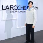 Tawan Vihokratana Instagram - แฟนๆ La Roche-Posay ไม่มีใครไม่รู้จัก Effaclar Duo+M 🩵😍 ซึ่งตอนนี้เขาออกสูตรใหม่แล้ว น่าลอง น่าใช้มากกว่าเดิม ไปหาลองกันนะ!! จากการค้นคว้าวิจัยศาสตร์แห่ง Microbiome กว่า 10 ปี Effaclar Duo+M สูตรใหม่ จาก La Roche-Posay มอยซ์เจอร์ไรเซอร์ที่ออกแบบมาเพื่อตอบโจทย์ปัญหาสิว เสริมความสมดุลแบคทีเรียผิว พร้อมส่วนผสมใหม่ Phylobioma นวัตกรรมที่ช่วยจัดการปัญหาสิวครบวงจร พิสูจน์ได้ใน 8 ชั่วโมง ด้วย 3 ปฏิบัติการ ลดปัญหาสิว ลดเลือนรอยสิว และลดสิวเกิดซ้ำแม้หลังหยุดใช้ 1 สัปดาห์ #LAROCHEPOSAYTH #MICROBIOMESCIENCE #เอฟฟาคลาร์ดูโอพลัสเอ็ม