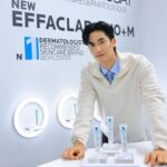 Tawan Vihokratana Instagram - แฟนๆ La Roche-Posay ไม่มีใครไม่รู้จัก Effaclar Duo+M 🩵😍 ซึ่งตอนนี้เขาออกสูตรใหม่แล้ว น่าลอง น่าใช้มากกว่าเดิม ไปหาลองกันนะ!! จากการค้นคว้าวิจัยศาสตร์แห่ง Microbiome กว่า 10 ปี Effaclar Duo+M สูตรใหม่ จาก La Roche-Posay มอยซ์เจอร์ไรเซอร์ที่ออกแบบมาเพื่อตอบโจทย์ปัญหาสิว เสริมความสมดุลแบคทีเรียผิว พร้อมส่วนผสมใหม่ Phylobioma นวัตกรรมที่ช่วยจัดการปัญหาสิวครบวงจร พิสูจน์ได้ใน 8 ชั่วโมง ด้วย 3 ปฏิบัติการ ลดปัญหาสิว ลดเลือนรอยสิว และลดสิวเกิดซ้ำแม้หลังหยุดใช้ 1 สัปดาห์ #LAROCHEPOSAYTH #MICROBIOMESCIENCE #เอฟฟาคลาร์ดูโอพลัสเอ็ม