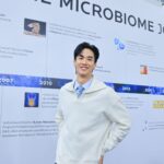 Tawan Vihokratana Instagram - แฟนๆ La Roche-Posay ไม่มีใครไม่รู้จัก Effaclar Duo+M 🩵😍 ซึ่งตอนนี้เขาออกสูตรใหม่แล้ว น่าลอง น่าใช้มากกว่าเดิม ไปหาลองกันนะ!! จากการค้นคว้าวิจัยศาสตร์แห่ง Microbiome กว่า 10 ปี Effaclar Duo+M สูตรใหม่ จาก La Roche-Posay มอยซ์เจอร์ไรเซอร์ที่ออกแบบมาเพื่อตอบโจทย์ปัญหาสิว เสริมความสมดุลแบคทีเรียผิว พร้อมส่วนผสมใหม่ Phylobioma นวัตกรรมที่ช่วยจัดการปัญหาสิวครบวงจร พิสูจน์ได้ใน 8 ชั่วโมง ด้วย 3 ปฏิบัติการ ลดปัญหาสิว ลดเลือนรอยสิว และลดสิวเกิดซ้ำแม้หลังหยุดใช้ 1 สัปดาห์ #LAROCHEPOSAYTH #MICROBIOMESCIENCE #เอฟฟาคลาร์ดูโอพลัสเอ็ม