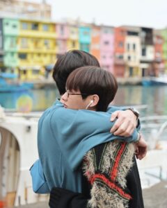 Tawan Vihokratana Instagram - Hugs matter 💙💛 #nikonzf
