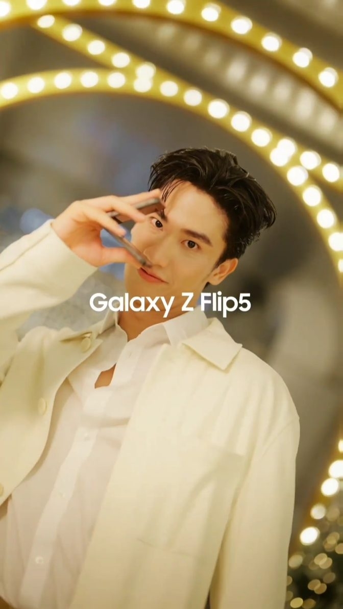 Tawan Vihokratana Instagram - คริสมาสต์นี้ ได้รูปดีแบบไม่ง้อใคร 💙🎄🎁 #GalaxyZFlip5 #TeamGalaxy #JoinTheFlipSide