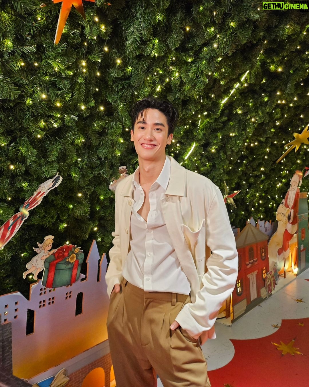 Tawan Vihokratana Instagram - มิตรภาพ โอกาส ความรัก ความหวังดี คือของขวัญทีน่ารักที่สุดในปีนี้ ขอบคุณทุกคนมากๆนะครับ see you 2024 💙🌞