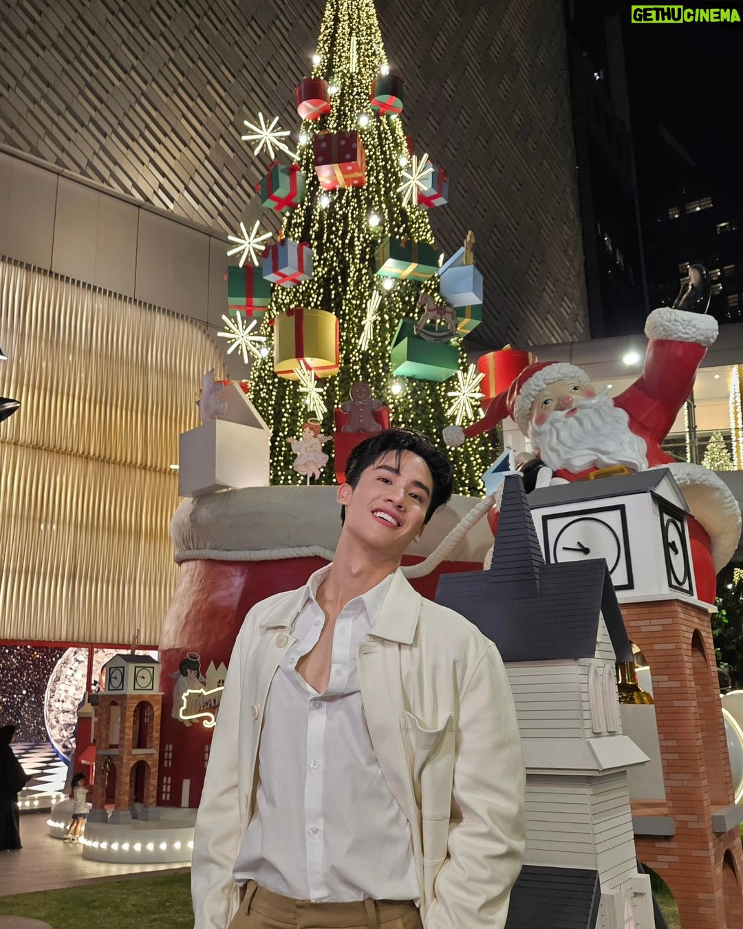 Tawan Vihokratana Instagram - มิตรภาพ โอกาส ความรัก ความหวังดี คือของขวัญทีน่ารักที่สุดในปีนี้ ขอบคุณทุกคนมากๆนะครับ see you 2024 💙🌞