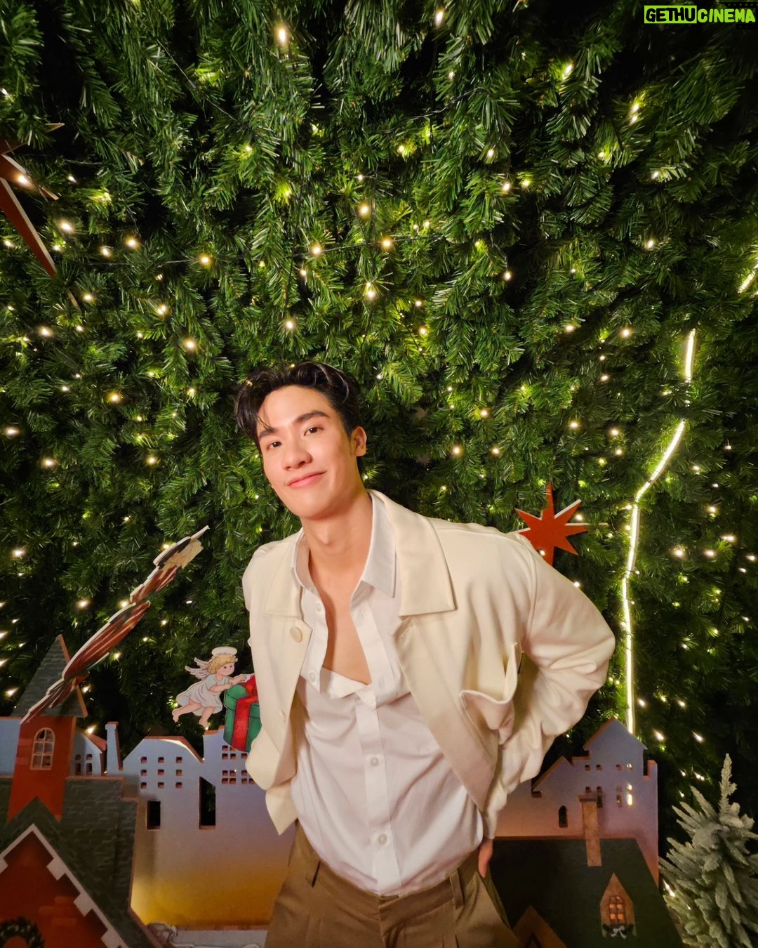Tawan Vihokratana Instagram - มิตรภาพ โอกาส ความรัก ความหวังดี คือของขวัญทีน่ารักที่สุดในปีนี้ ขอบคุณทุกคนมากๆนะครับ see you 2024 💙🌞