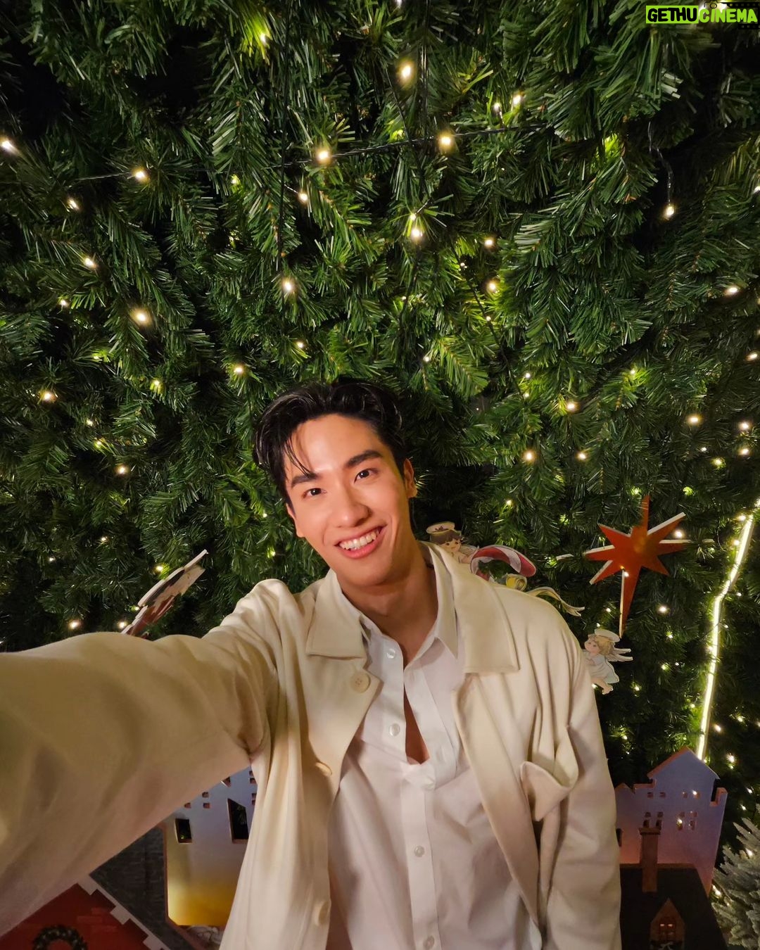 Tawan Vihokratana Instagram - มิตรภาพ โอกาส ความรัก ความหวังดี คือของขวัญทีน่ารักที่สุดในปีนี้ ขอบคุณทุกคนมากๆนะครับ see you 2024 💙🌞