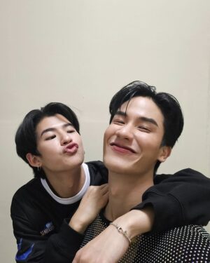 Tawan Vihokratana Instagram - นักกีฬาทีมชาตินี้ 
และนักกีฬาทีมชาติหน้า(อย่าได้เจอกันอีก)
กับน้องชีตาห์ที่น่ารัก 🐆💙
🥇🦅🤘🏽