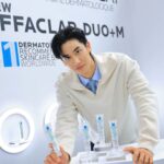 Tawan Vihokratana Instagram - แฟนๆ La Roche-Posay ไม่มีใครไม่รู้จัก Effaclar Duo+M 🩵😍 ซึ่งตอนนี้เขาออกสูตรใหม่แล้ว น่าลอง น่าใช้มากกว่าเดิม ไปหาลองกันนะ!! จากการค้นคว้าวิจัยศาสตร์แห่ง Microbiome กว่า 10 ปี Effaclar Duo+M สูตรใหม่ จาก La Roche-Posay มอยซ์เจอร์ไรเซอร์ที่ออกแบบมาเพื่อตอบโจทย์ปัญหาสิว เสริมความสมดุลแบคทีเรียผิว พร้อมส่วนผสมใหม่ Phylobioma นวัตกรรมที่ช่วยจัดการปัญหาสิวครบวงจร พิสูจน์ได้ใน 8 ชั่วโมง ด้วย 3 ปฏิบัติการ ลดปัญหาสิว ลดเลือนรอยสิว และลดสิวเกิดซ้ำแม้หลังหยุดใช้ 1 สัปดาห์ #LAROCHEPOSAYTH #MICROBIOMESCIENCE #เอฟฟาคลาร์ดูโอพลัสเอ็ม