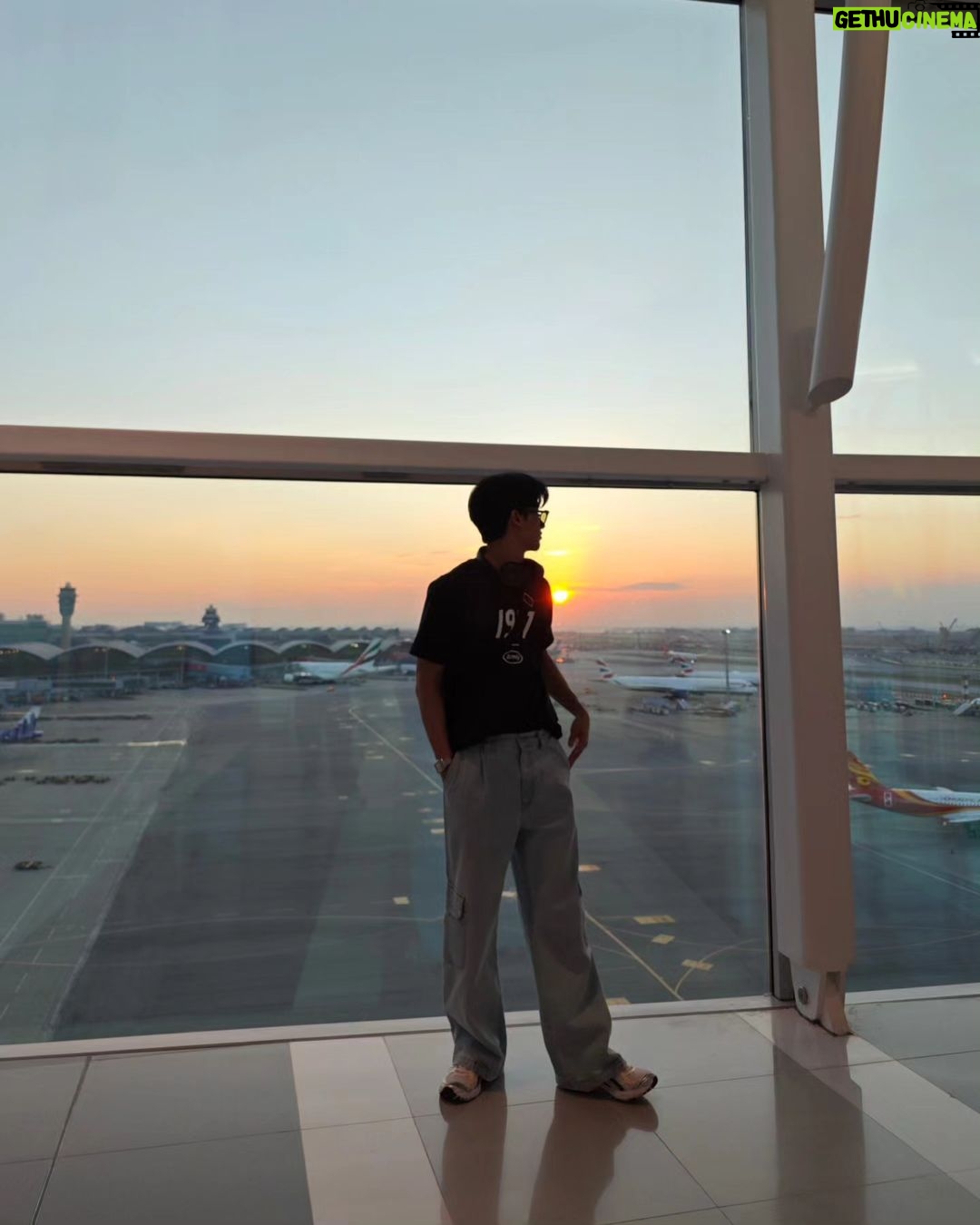 Tawan Vihokratana Instagram - นั่งรอผู้ปกครอง