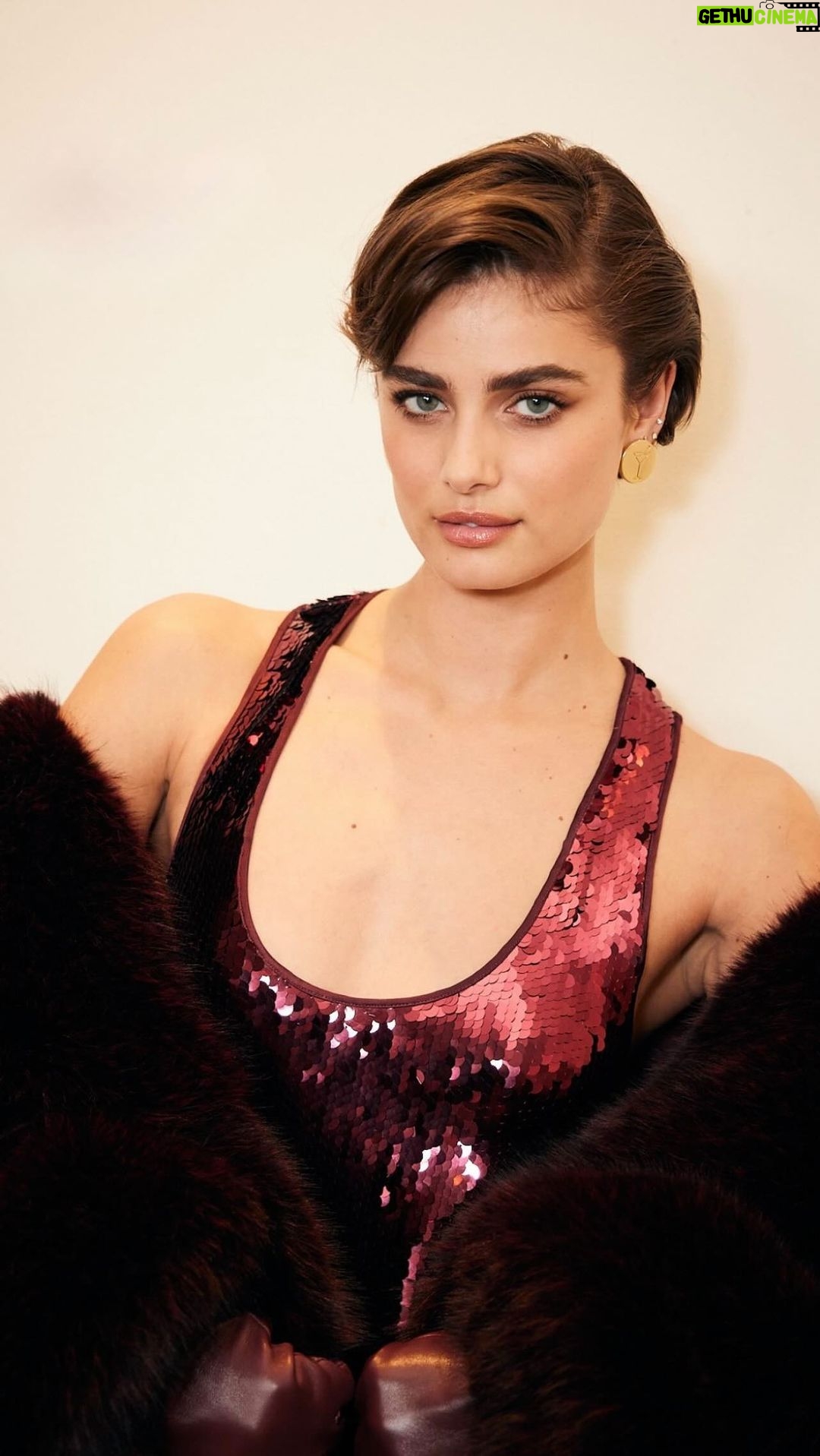 Taylor Hill Instagram - Thank you @retrofete for having me! ✨ Congratulations @seroya @aviadklin on a beautiful collection!