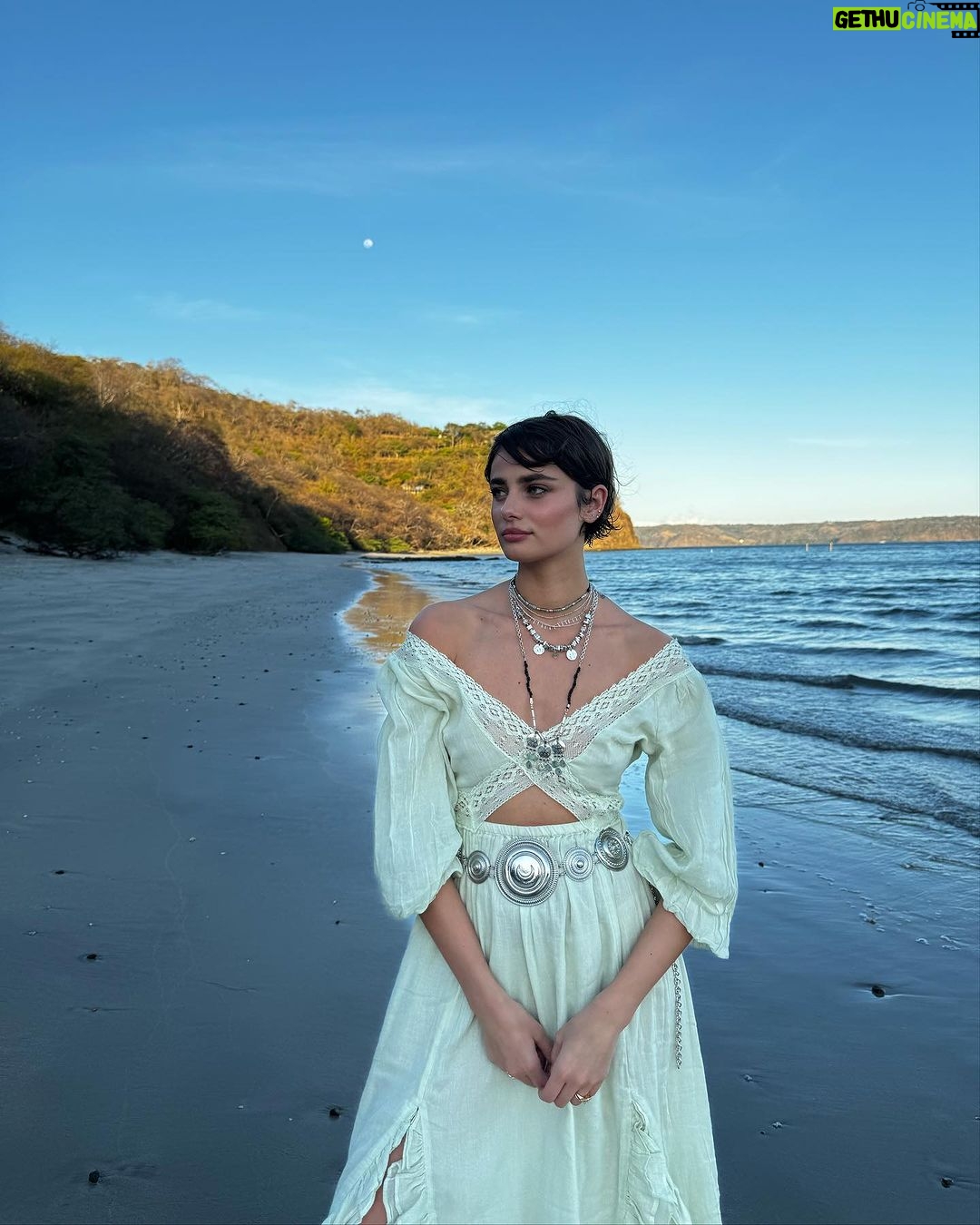 Taylor Hill Instagram - Feeling very night court vs. spring court Costa Rica