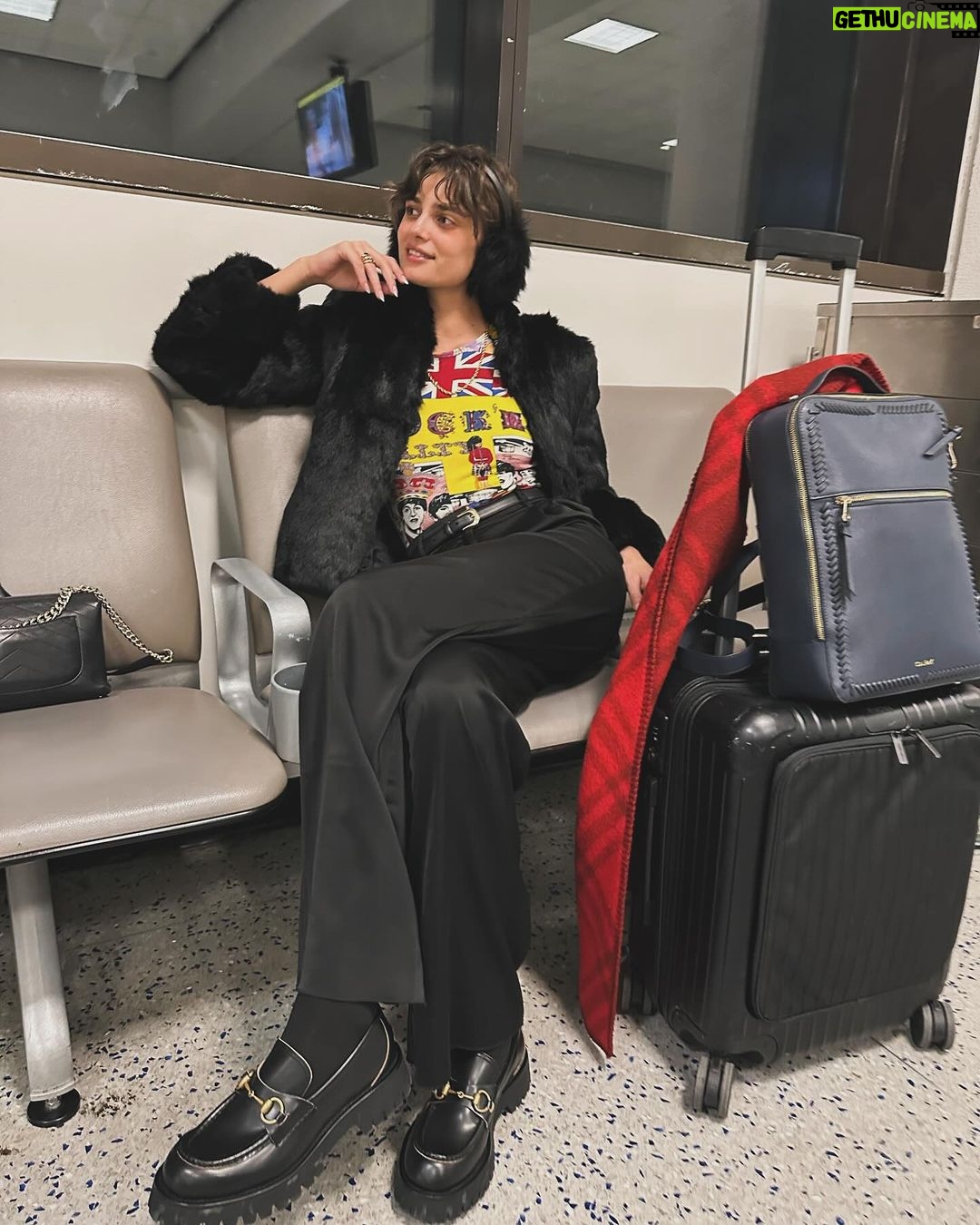 Taylor Hill Instagram - Hmm wonder where she’s going ✈️📍