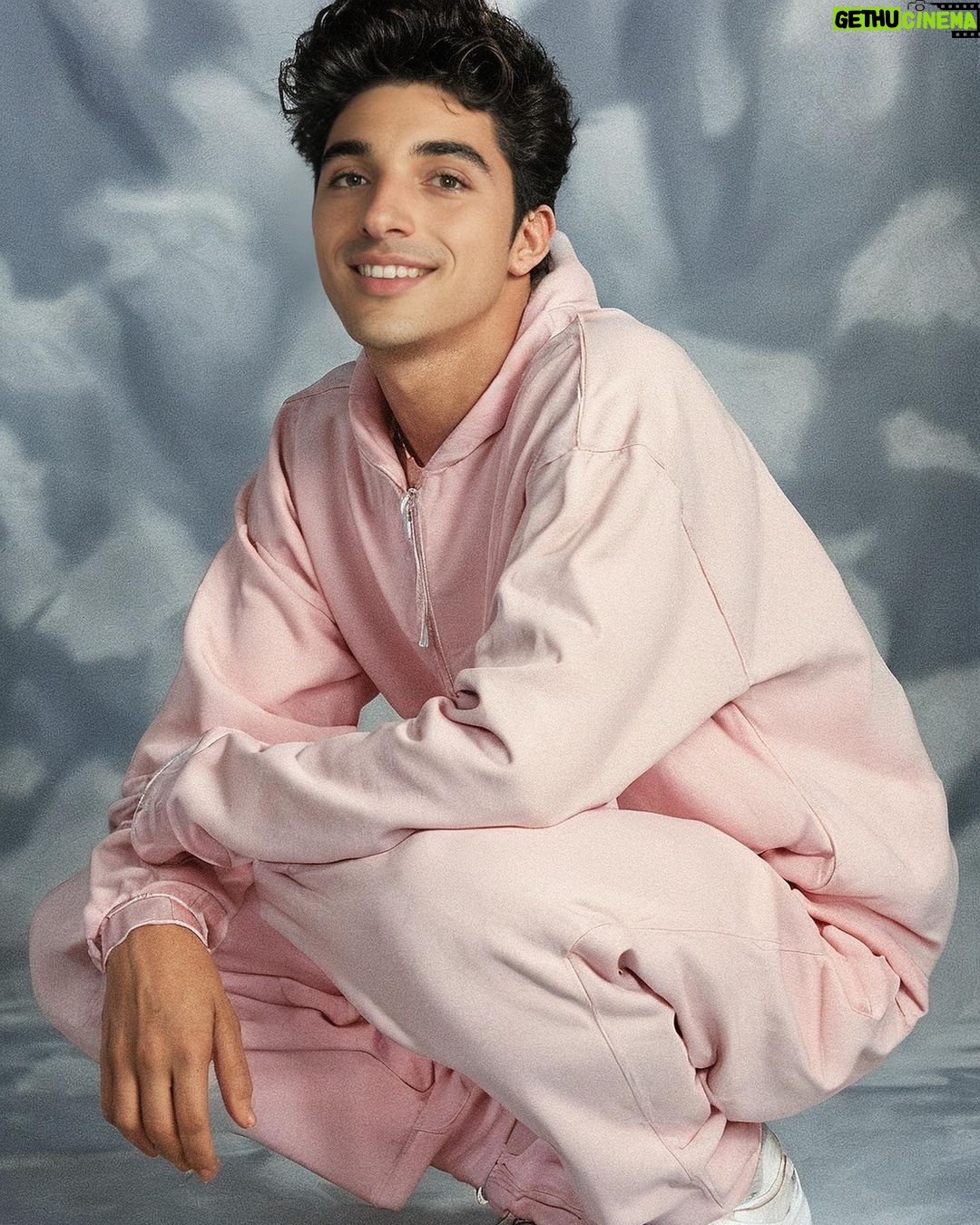 Taylor Zakhar Perez Instagram - Who’s taking you home in the 90s? Idk who tf this cat is. #AIyearbook