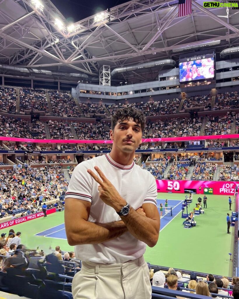 Taylor Zakhar Perez Instagram - My first Grand Slam evening with @larocheposayusa , the official sunscreen partner of the US Open! Catch me on the pickle all court 🤘🏽 #larocheposaypartner Hmu: @jessica_o_ Fit: @jasonbolden
