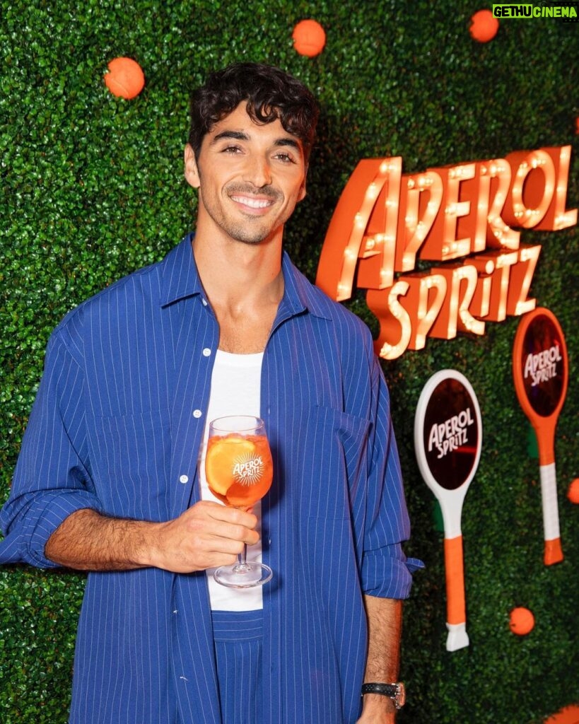 Taylor Zakhar Perez Instagram - Kicked off New York’s hottttest tennis tournament with a perfect serve #aperolspritz 🍊 🎾 🤙🏽 #ad21+ #drinkresponsibly Fit: @jasonbolden Hmu: @jessica_o_