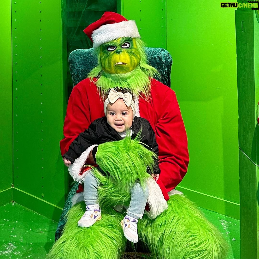 Tecia Torres Instagram - Merry Grinchmas 💚🎅🏼 she loved them both!