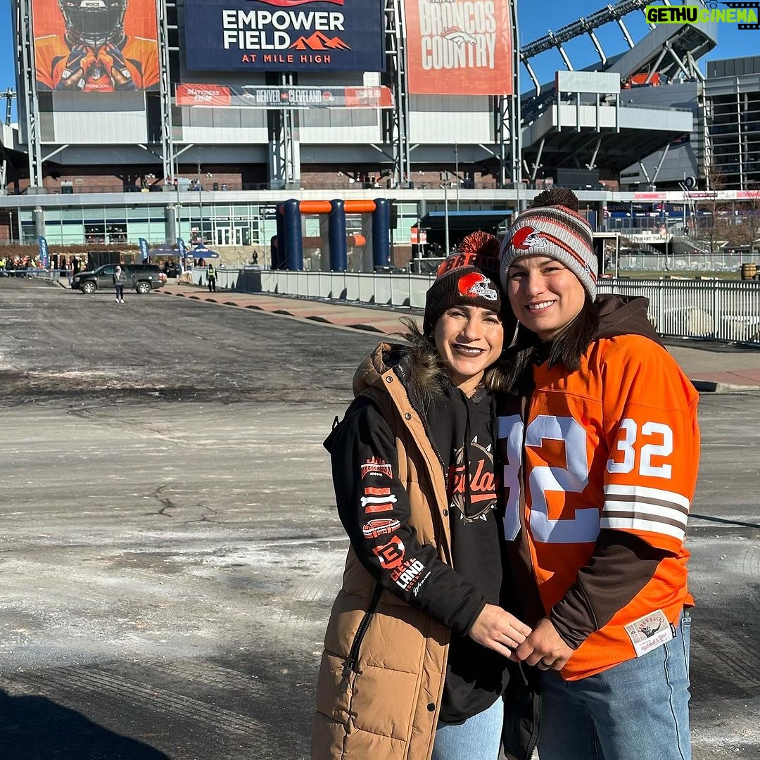 Tecia Torres Instagram - First NFL experience together ๐งก๐๐ค #Tailgate #BrownsVBroncos Mile High Stadium
