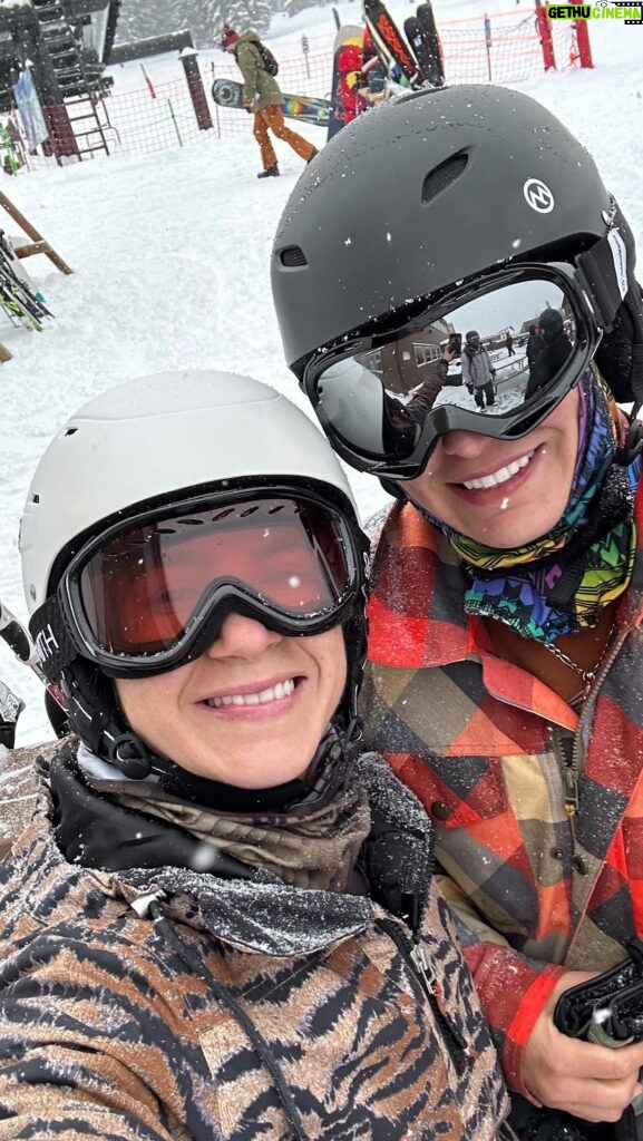 Tecia Torres Instagram - BTS snowboarding 🏂