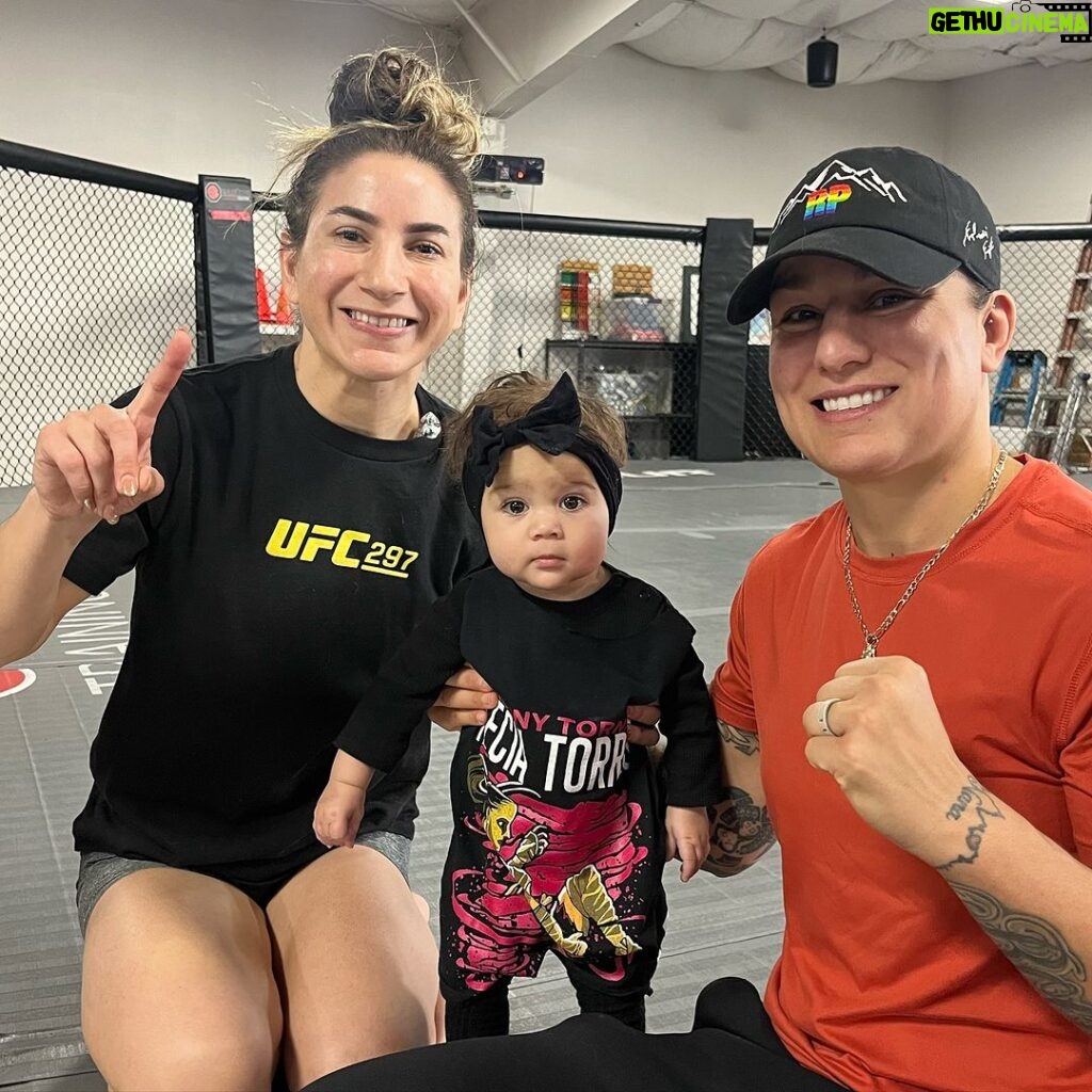 Tecia Torres Instagram - Sparring Day with my cheerleaders 📣 First spar with someone besides my wife since baby. It went well, greatness is coming. 🌪️ #StayTuned #TeamTiny #UFCStrawweight