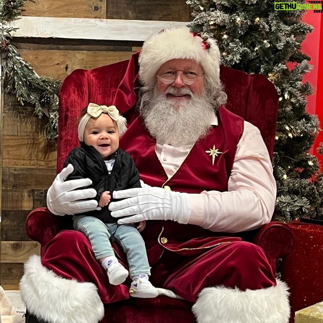 Tecia Torres Instagram - Merry Grinchmas 💚🎅🏼 she loved them both!
