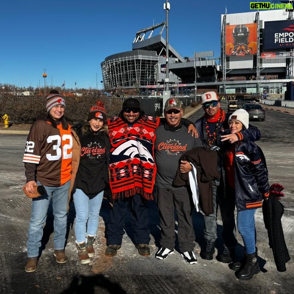 Tecia Torres Instagram - First NFL experience together ๐งก๐๐ค #Tailgate #BrownsVBroncos Mile High Stadium